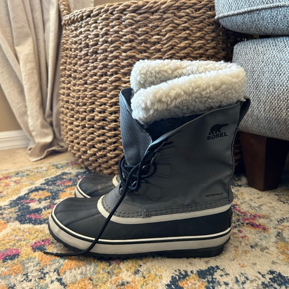 Sorel women’s carnival waterproof boots - Picture 1 of 3